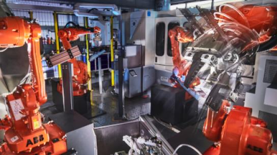 CNC-Schleifmaschinen mit robotergesteuerten Zuführsystemen in der digitalen Produktion