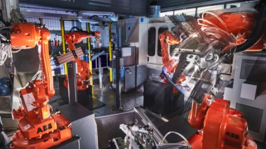 CNC grinding machines with robot-controlled feeding systems in digital production