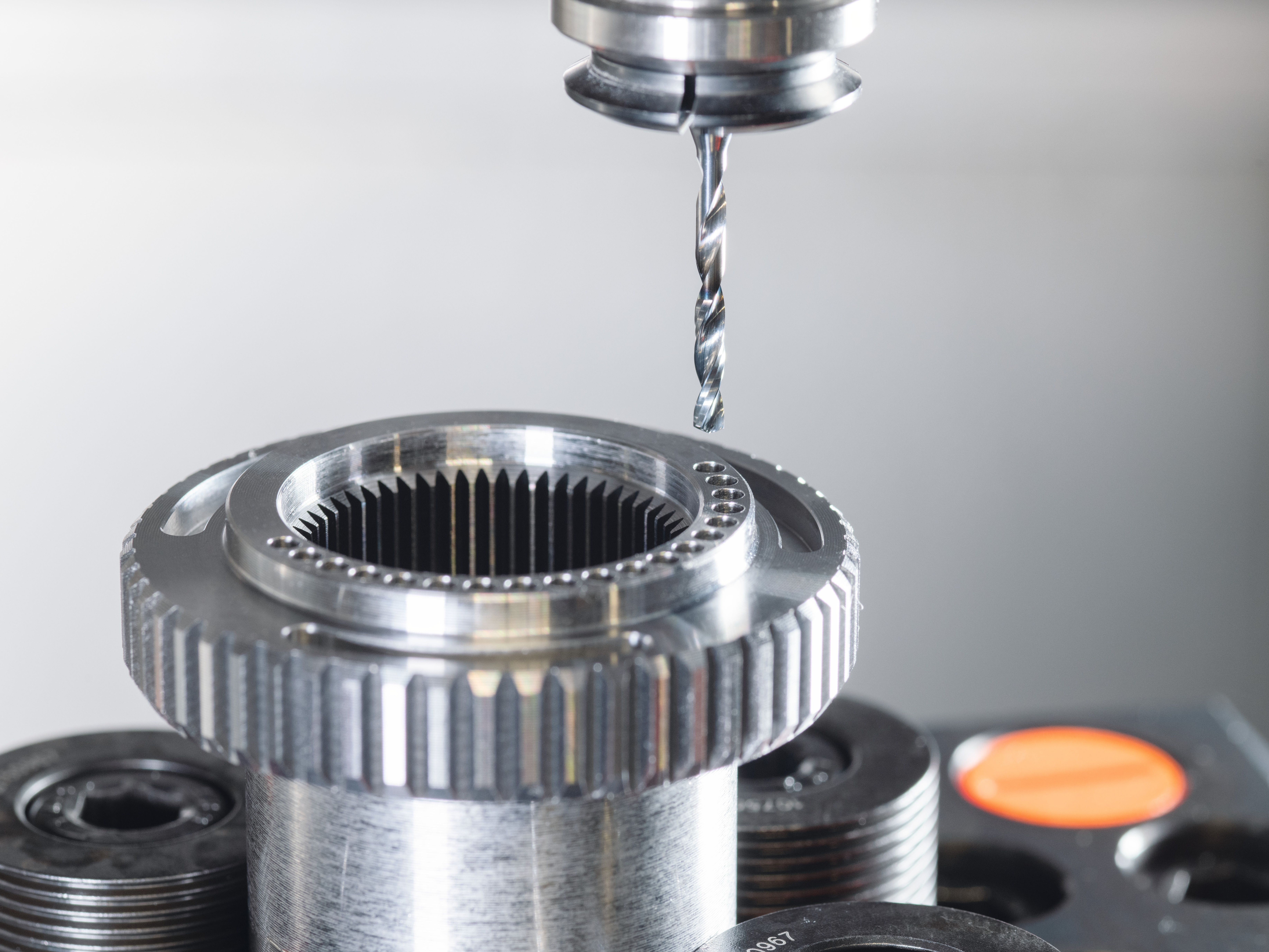 Neuer universeller Spiralbohrer EMUGE BasicDrill Micro 6xD für kleine Durchmesser