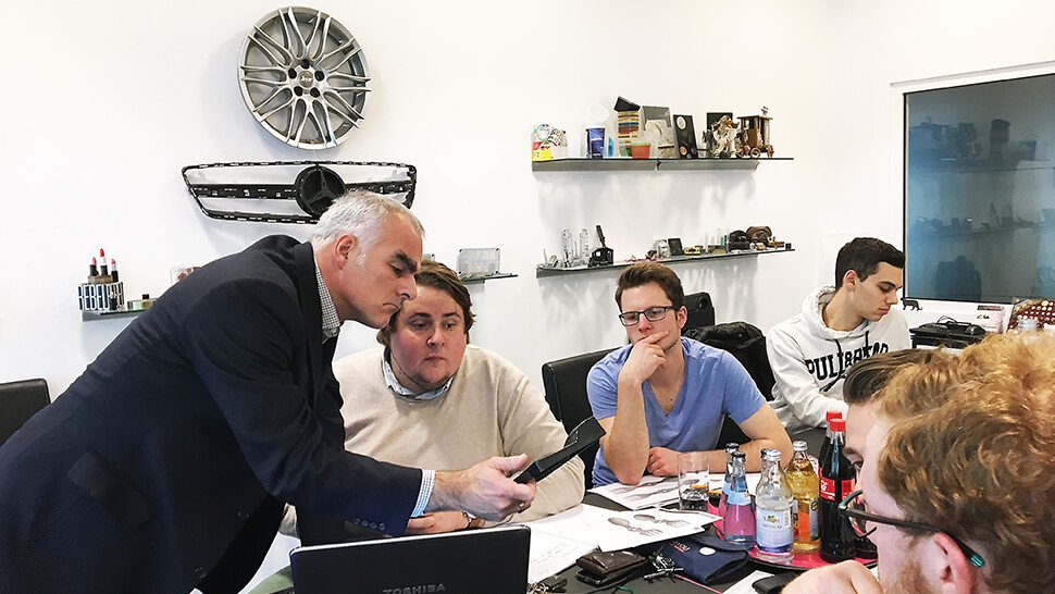 Professor Steffen Ritter mit seinen Masterstudenten, Foto: Messe Stuttgart