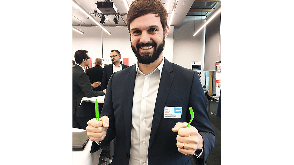 Florian Niethammer mit Give-away der Moulding Expo 2017, Foto: Messe Stuttgart