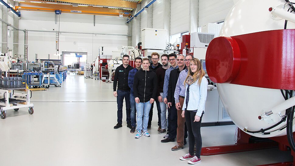 Professor Steffen Ritter mit seinen Masterstudenten bei Werz-Vakuum-Waermebehandlung, Foto: Steffen Ritter, Hochschule Reutlingen