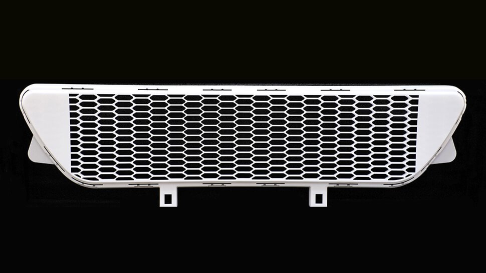 Für große Bauteile geht es auch in größerer Stückzahl, wie dieser Fahrzeuggrill aus Polyamid 12 dokumentiert. SLS ist als Fertigungsverfahren eine kosteneffektive Alternative. 