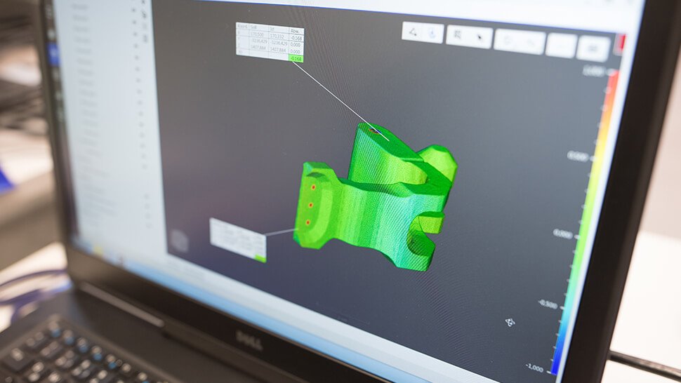 Der Fehlfarbenvergleich in der Software Zeiss colin3D zeigt, ob das Teil den Toleranzen entspricht. In diesem Fall liegt alles im grünen Bereich.