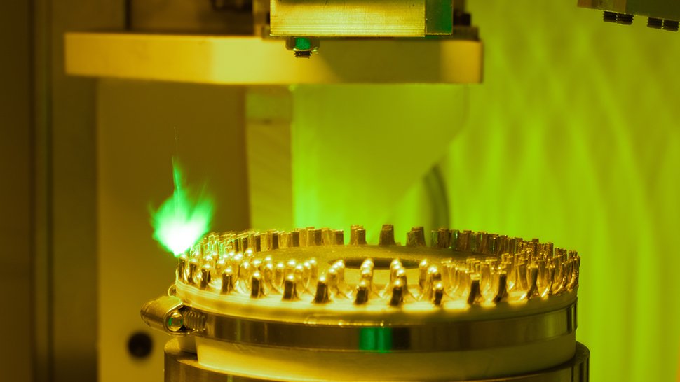 Team-Arbeit: Die Ingenieure bei Gehring und Wafios stimmen sich bei der für das Laserschweißen entscheidenden Abisolierungsqualität des Kupferdrahtes ab, um so die Folgeprozesse zu optimieren. Foto: Gehring