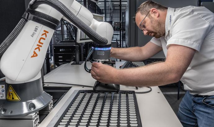 eMagazine Ausgabe 2 | 2023: Dem Cobot genügt ein kurzer Blick