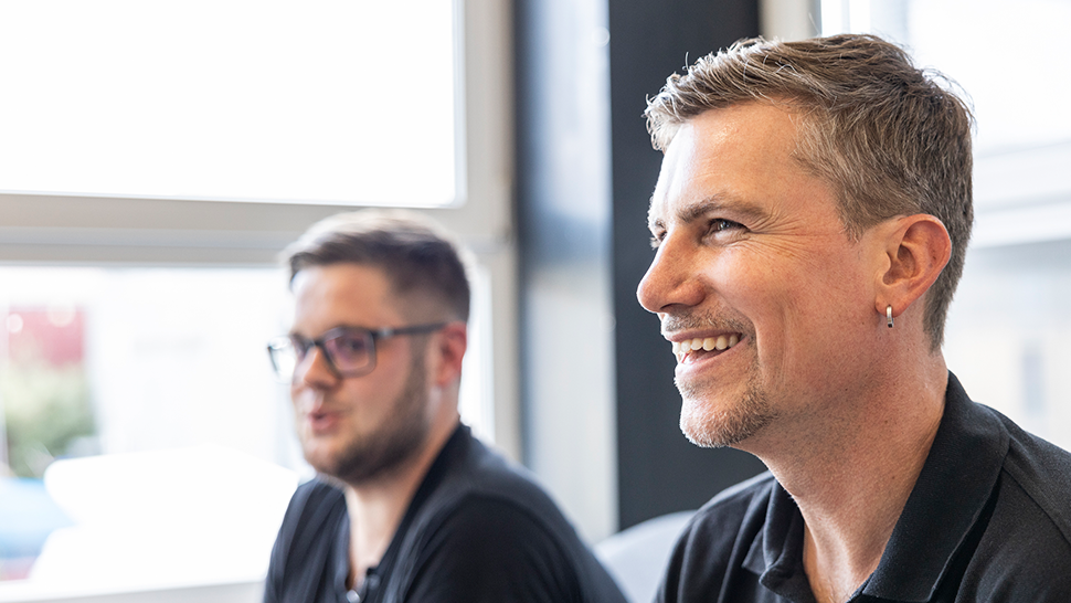 Abteilungsleiter Florian Lukats (rechts) mit CNC-Fräser Max Schade.