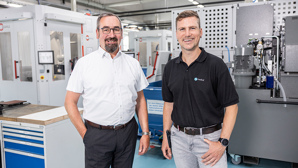 Stefan Bux (links) von der HPV Hermle Vertriebs GmbH und Florian Lukats (rechts) von der hg medical GmbH.