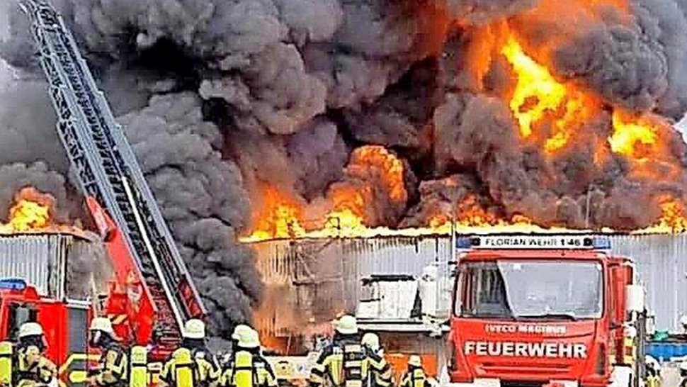 Am 30. Dezember 2022 bot sich dem Beobachter des Betriebsgeländes von MUT-Tschamber ein infernalisches Szenario. Über 200 Feuerwehrleute bekämpften die Flammen.