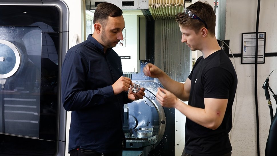 Gerhard Hochedlinger (rechts) hat Rudi Ring von Gate Space mit Know-how im Bereich der Zerspanung der unterschiedlichen Materialien unterstützt.