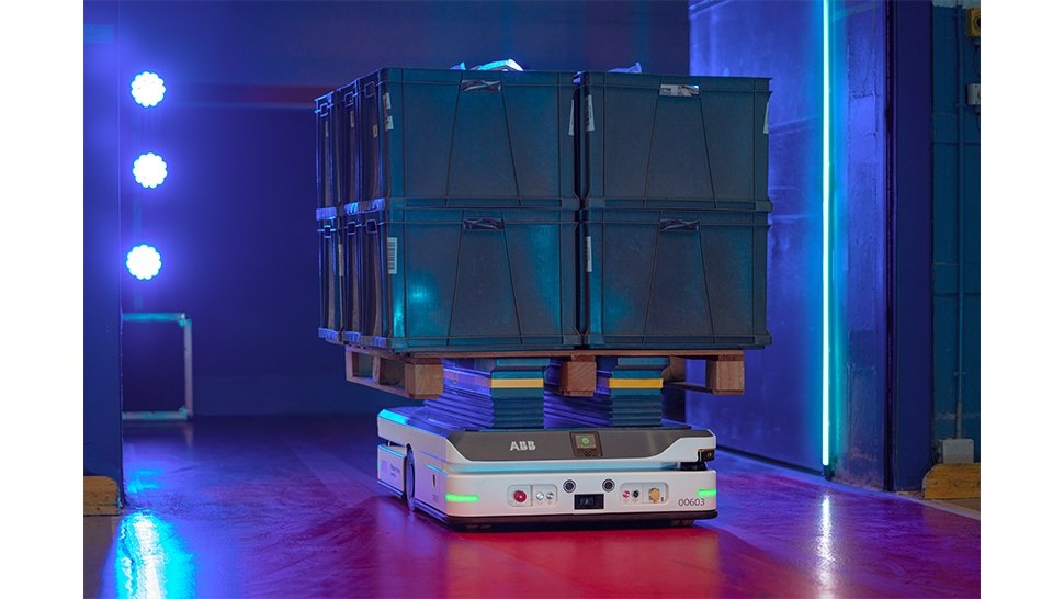 Dank KI-gestützter Visual-SLAM-Navigation sind die autonomen mobilen Roboter (AMR) von ABB in der Lage, autonom in dynamischen Industrieumgebungen zu navigieren, ohne auf physische Führungen angewiesen zu sein. Fotos: ABB