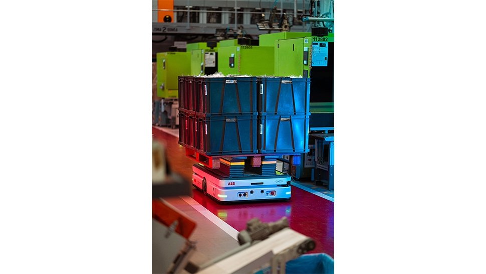 Dank KI-gestützter Visual-SLAM-Navigation sind die autonomen mobilen Roboter (AMR) von ABB in der Lage, autonom in dynamischen Industrieumgebungen zu navigieren, ohne auf physische Führungen angewiesen zu sein. Fotos: ABB