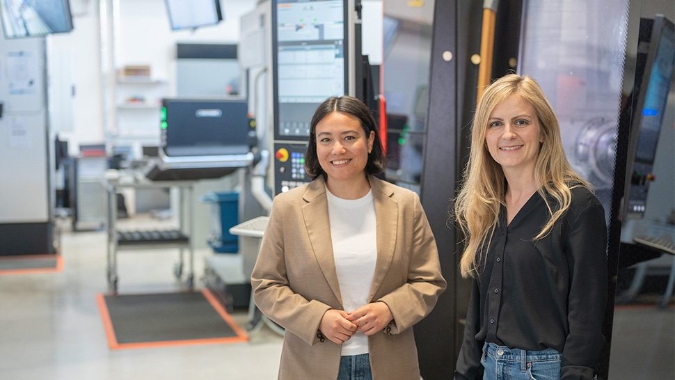 Die digitale Transformation des Shopfloors steigert Effizienz, Flexibilität und Prozessstabilität. Sie ermöglicht eine datenbasierende Optimierung der Fertigung. Julia Robrecht (links) und Franziska Trautmann (rechts, beide Siemens-Digitalisierungsexpertin) prüfen die Ergebnisse direkt vor Ort.