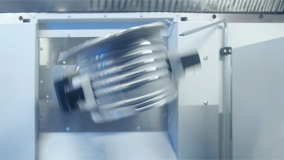 An der Umspannstation wird das Werkstück um 180 Grad gedreht und für das Spannen der Spindel bereitgestellt.  