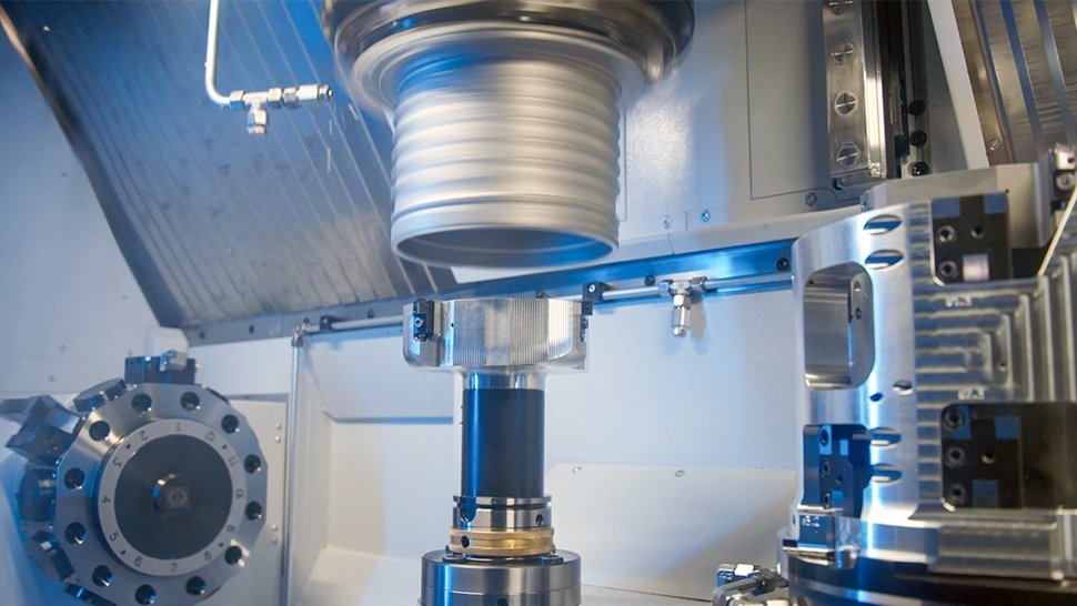 Erster Bearbeitungsschritt ist das Vorschruppen der verschiedenen Innendurchmesser des Bauteils. Dabei steht das Werkzeug still und nur das Werkstück dreht sich.  