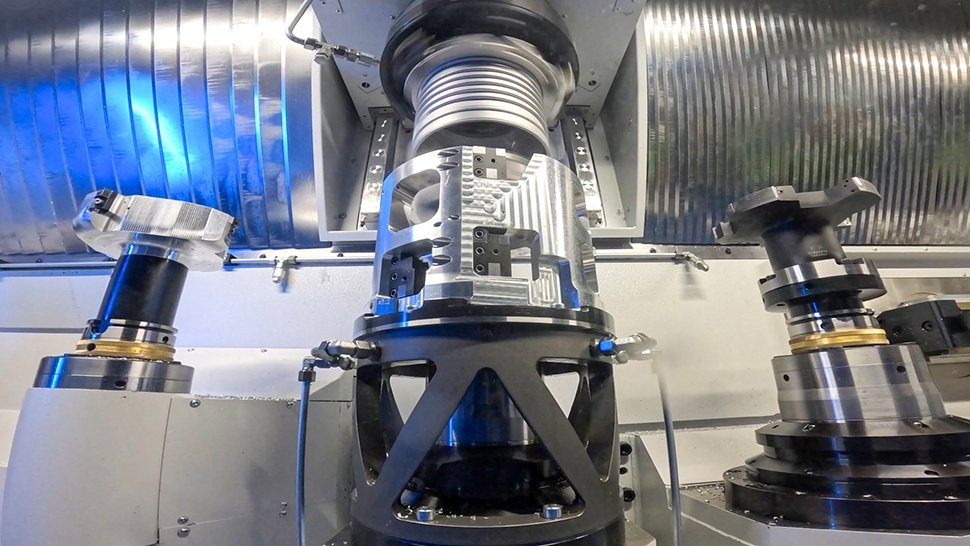 Für den zweiten Bearbeitungsschritt wird das dünnwandige Bauteil in den Spalt zwischen Innen- und Außenwerkzeug gefahren.  