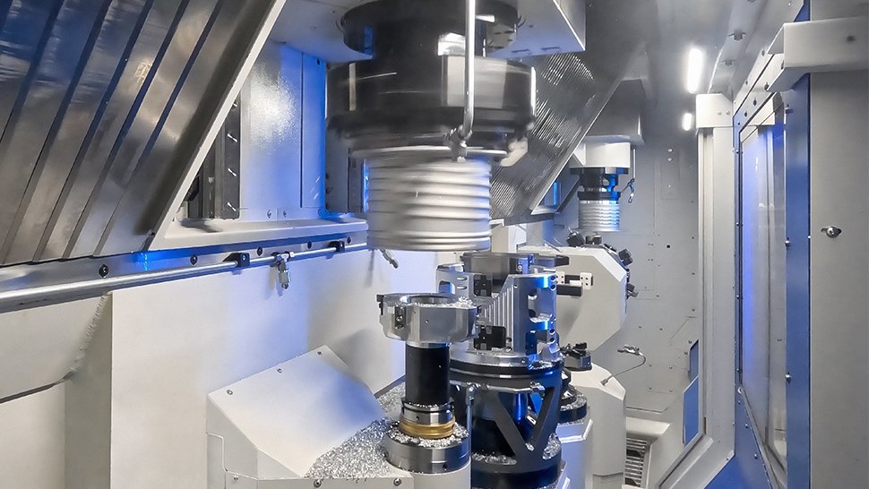 Während nach dem Wenden des Bauteils die OP 20 auf der zweiten Spindel ausgeführt wird, kann an der ersten Spindel die OP 10 des nächsten Statorgehäuses beginnen.  Fotos: Mapal