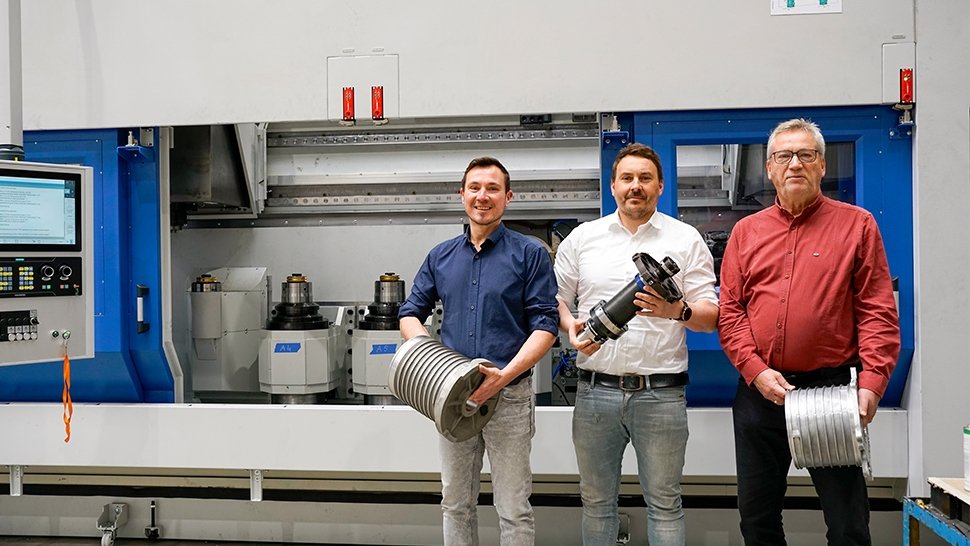 Die neue Technologie haben (von links) Daniel Pilz (Project Leader NSH Tchnology) mit dem Musterbauteil von Mapal, André Ranke (Gebietsverkaufsleiter Mapal) mit einem Feinbohrwerkzeug und Thomas Lötzsch (Sales Manager bei NSH Technology) mit einem Kundenbauteil zur Serienreife gebracht.  