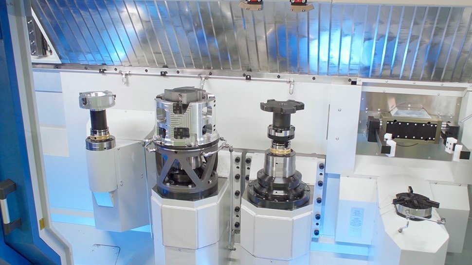 Das Werkstück wird in der Pick-Up-Drehmaschine nacheinander an die verschiedenen Bearbeitungsstationen gebracht.  