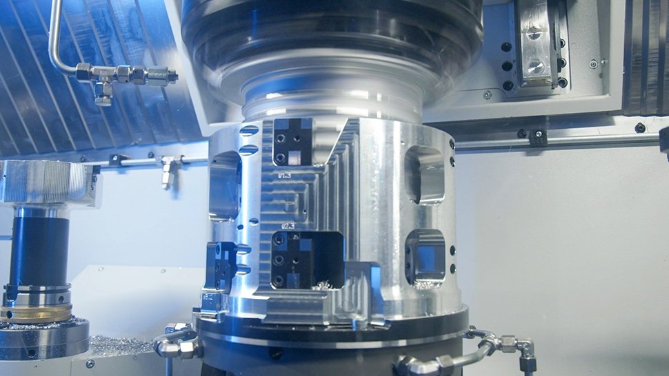 Durch die Differenz der Werkzeugdrehzahl zur Werkstückdrehzahl ergibt sich die Schnittgeschwindigkeit an den inneren Schneiden. Das glockenförmige Außenwerkzeug steht still.  